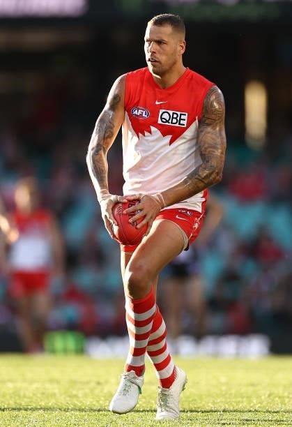 Lance Franklin of the Swans looks to pass the ball during the round 12 AFL match between the St Kilda Saints and the Sydney Swans at Sydney Cricket...