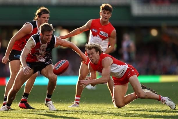Callum Mills of the Swans handballs during the round 12 AFL match between the St Kilda Saints and the Sydney Swans at Sydney Cricket Ground on June...