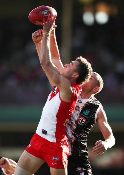 Will Hayward of the Swans contests the ball during the round 12 AFL match between the St Kilda Saints and the Sydney Swans at Sydney Cricket Ground...
