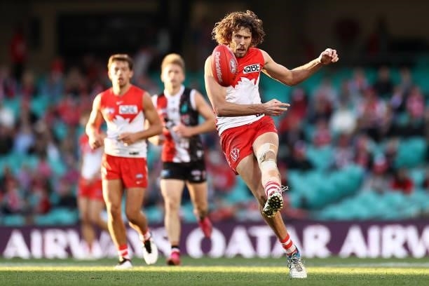 Tom Hickey of the Swans kicks during the round 12 AFL match between the St Kilda Saints and the Sydney Swans at Sydney Cricket Ground on June 05,...