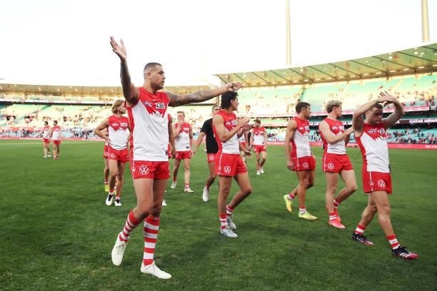 Lance Franklin of the Swans celebrates victory with team mates after the round 12 AFL match between the St Kilda Saints and the Sydney Swans at...
