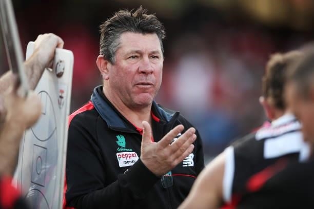 Saints head coach Brett Ratten speaks to players at three quarter time during the round 12 AFL match between the St Kilda Saints and the Sydney Swans...