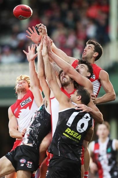 Tom Hickey and Robbie Fox contest the ball against Paddy Ryder of the Saints during the round 12 AFL match between the St Kilda Saints and the Sydney...