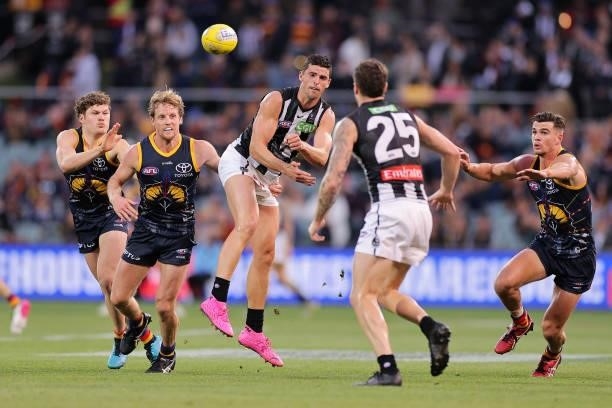 Scott Pendlebury of the Magpies handballs during the round 12 AFL match between the Adelaide Crows and the Collingwood Magpies at Adelaide Oval on...