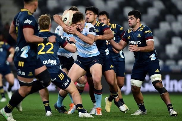 Josh Ioane of the Highlanders attempts to dislodge the ball from Mark Nawaqanitawase of the Waratahs during the round four Super Rugby Trans-Tasman...