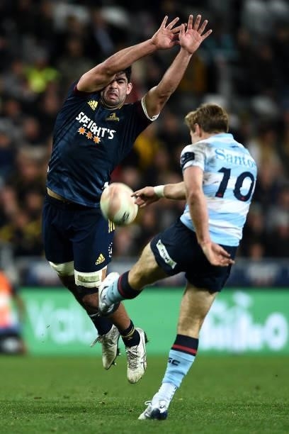 Billy Harmon of the Highlanders attempts to charge Will Harrison of the Waratahs kick during the round four Super Rugby Trans-Tasman match between...