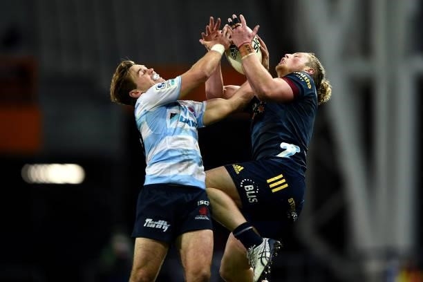 Will Harrison of the Waratahs and Scott Gregory of the Highlanders contest for the ball during the round four Super Rugby Trans-Tasman match between...