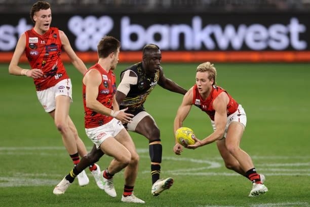 Darcy Parish of the Bombers handballs during the round 12 AFL match between the Essendon Bombers and the Richmond Tigers at Optus Stadium on June 05,...