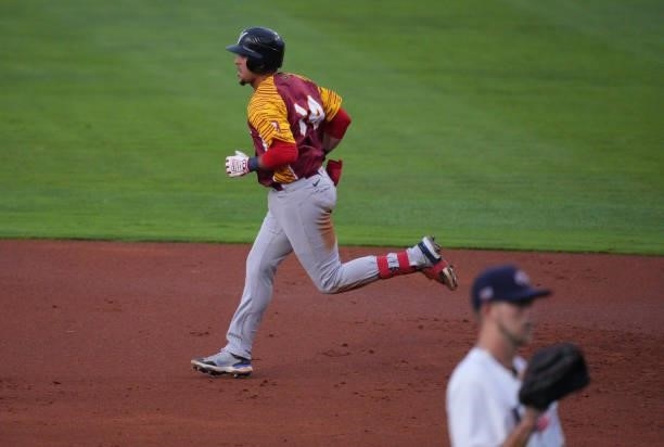 Hernán Pérez of Venezuela runs the bases after hitting a solo homerun in the third inning against the United States during the WBSC Baseball Americas...