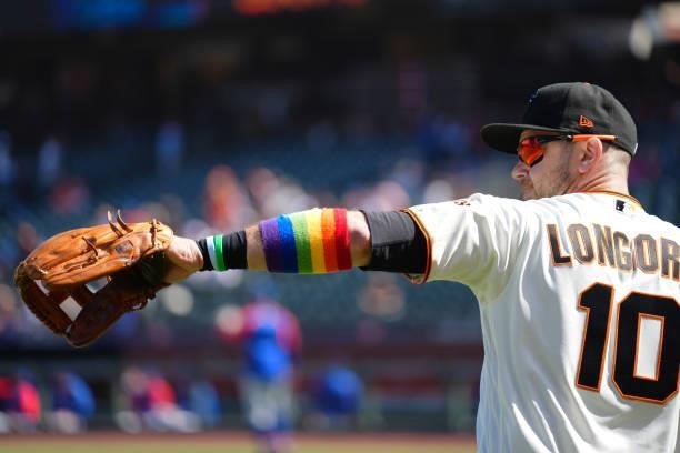 Evan Longoria of the San Francisco Giants warms up with an armband in Pride colors before the game between the Chicago Cubs and the San Francisco...
