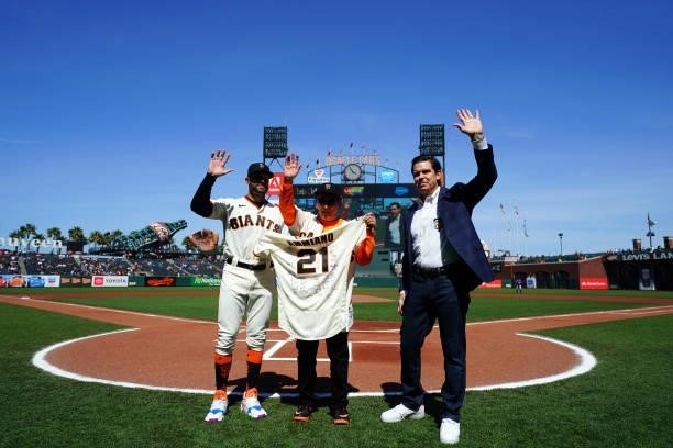 Manager Gabe Kapler of the San Francisco Giants presents Tom Ammiano with a jersey along with Billy Beane, before the game between the Chicago Cubs...