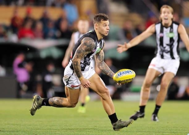 Jamie Elliott of the Magpies handballs during the round 12 AFL match between the Adelaide Crows and the Collingwood Magpies at Adelaide Oval on June...
