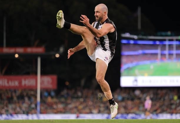 Steele Sidebottom of the Magpies kicks for goal during the round 12 AFL match between the Adelaide Crows and the Collingwood Magpies at Adelaide Oval...