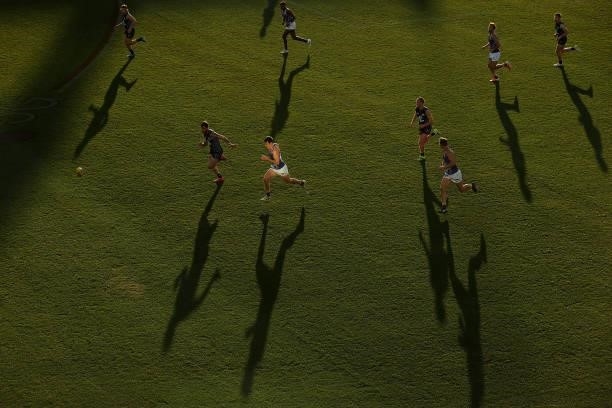 Players chase the down the ball during the round 12 AFL match between the Carlton Blues and the West Coast Eagles at Sydney Cricket Ground on June...