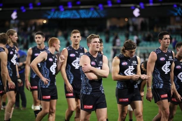 Blues players look dejected after the round 12 AFL match between the Carlton Blues and the West Coast Eagles at Sydney Cricket Ground on June 06,...
