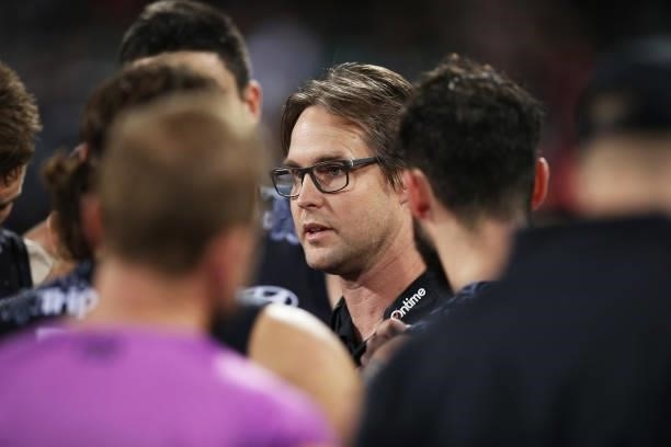 Blues head coach David Teague speaks to players at three quarter time during the round 12 AFL match between the Carlton Blues and the West Coast...