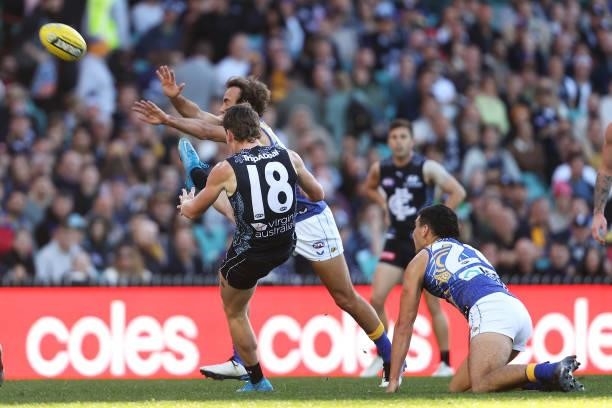 Sam Walsh of the Blues kicks a goal during the round 12 AFL match between the Carlton Blues and the West Coast Eagles at Sydney Cricket Ground on...
