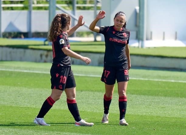 Amaiur Sarriegi of Real Sociedad celebrates with Nerea Eizagirre after scoring their side's first goal during the Primera Iberdrola match between...