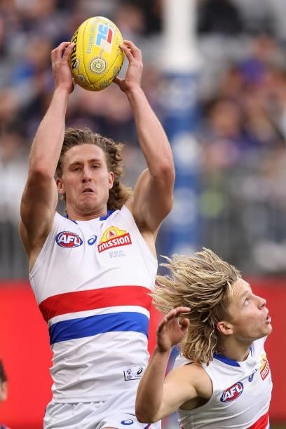 Aaron Naughton of the Bulldogs marks the ball during the round 12 AFL match between the Fremantle Dockers and the Western Bulldogs at Optus Stadium...