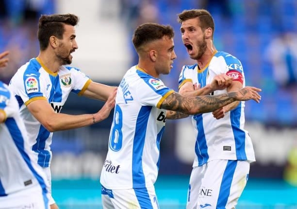 Roberto Ibañez of CD Leganes celebrates with team mates after scoring their side's first goal during the Liga Smartbank Playoffs match between CD...