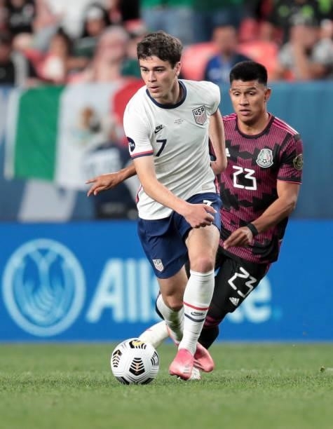 Giovanni Reyna of the United States turns and moves with the ball during the CONCACAF Nations League Championship Final between the United States and...
