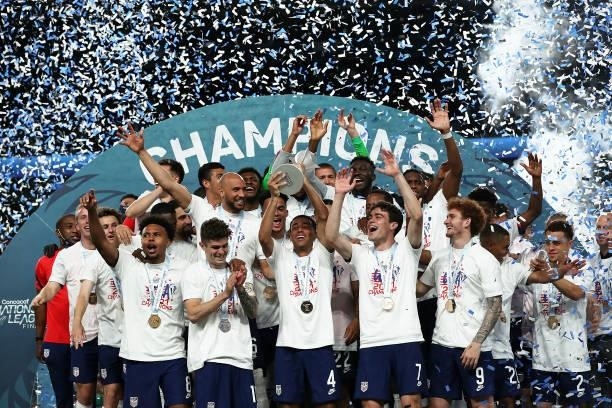Players of United States lift the trophy after winning the CONCACAF Nations League Championship Final between United States and Mexico at Empower...
