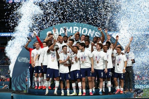 Players of United States lift the trophy after winning the CONCACAF Nations League Championship Final between United States and Mexico at Empower...