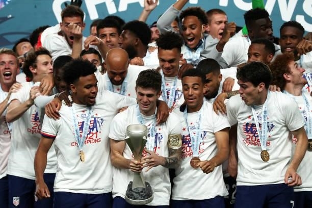 Captain Christian Pulisic of United States and his teammate Weston McKennie lift the trophy after winning the CONCACAF Nations League Championship...