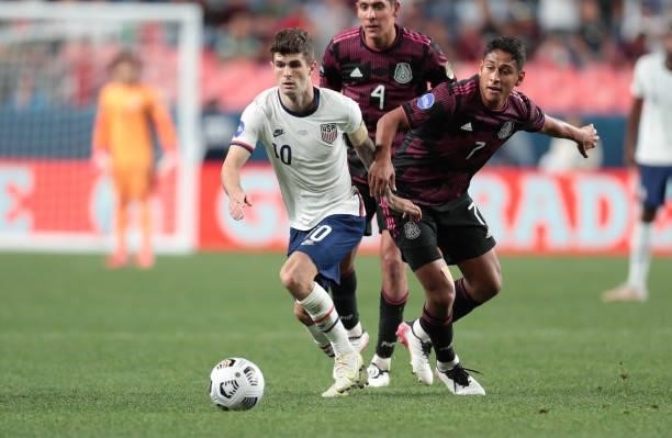 Christian Pulisic of the United States looking for an open man during the CONCACAF Nations League Championship Final between United States and Mexico...