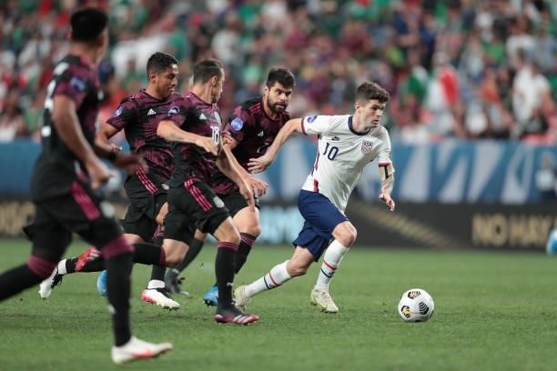 Christian Pulisic of the United States dribbles with the ball during the CONCACAF Nations League Championship Final between United States and Mexico...