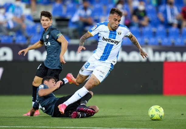 Roberto Ibañez of CD Leganes is challenged by Santi Comesana of Rayo Vallecano during the Liga Smartbank Playoffs match between CD Leganes and Rayo...