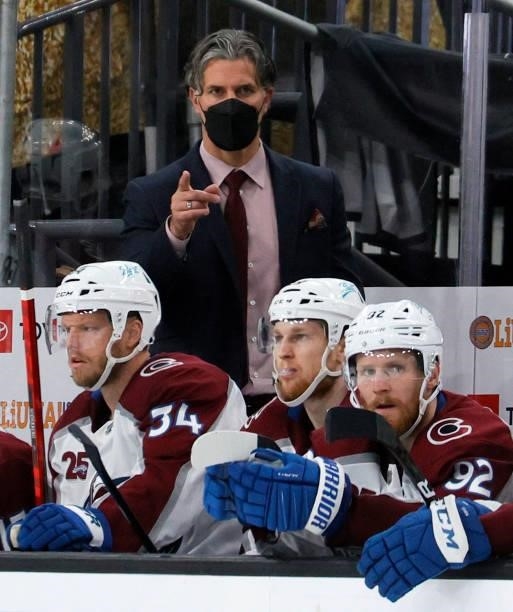 Head coach Jared Bednar of the Colorado Avalanche handles bench duties behind Carl Soderberg, Nathan MacKinnon and Gabriel Landeskog in the third...