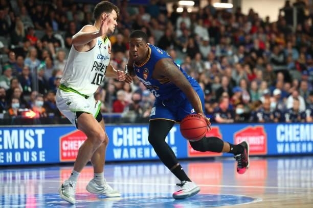 Lamar Patterson of the Bullets drives to the basket during the round 21 NBL match between the Brisbane Bullets and the South East Melbourne Phoenix...
