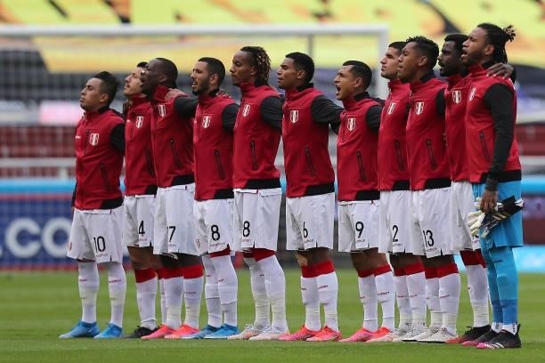 Players of Peru sing the national anthem before a match between Ecuador and Peru as part of South American Qualifiers for Qatar 2022 at Rodrigo Paz...