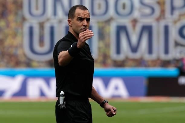 Referee Estebam Ostojich of Uruguay gestures during a match between Ecuador and Peru as part of South American Qualifiers for Qatar 2022 at Rodrigo...