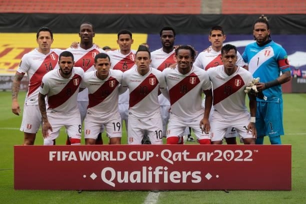 Players of Peru pose for a team picture before a match between Ecuador and Peru as part of South American Qualifiers for Qatar 2022 at Rodrigo Paz...