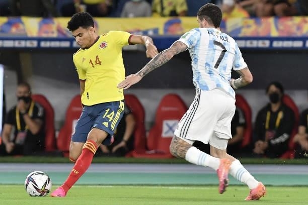 Luis Fernando Diaz of Colombia fights for the ball with Rodrigo De Paul of Argentina during a match between Colombia and Argentina as part of South...