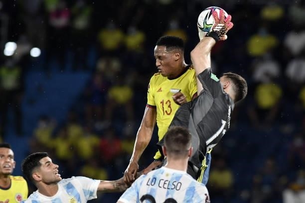 Emiliano Martinez Goalkeeper of Argentina clashes with Yerry Mina of Colombia during a match between Colombia and Argentina as part of South American...