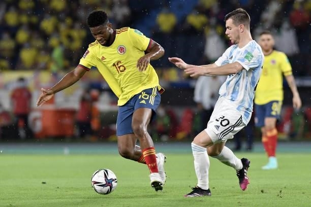 Jefferson Lerma of Colombia fights for the ball with Giovani Lo Celso of Argentina during a match between Colombia and Argentina as part of South...