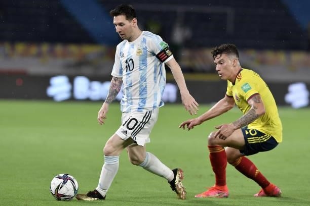 Lionel Messi of Argentina fights for the ball with Mateus Uribe of Colombia during a match between Colombia and Argentina as part of South American...