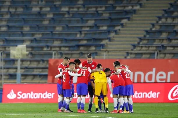 Players of Chile gather before a match between Chile and Bolivia as part of South American Qualifiers for Qatar 2022 at Estadio San Carlos de...