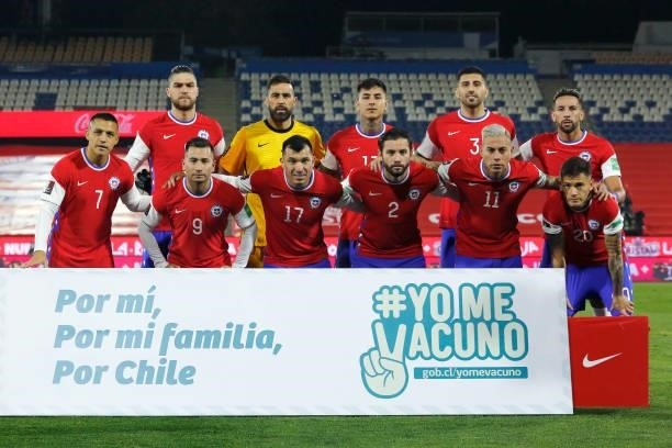 Players of Chile line up for the team photo during a match between Chile and Bolivia as part of South American Qualifiers for Qatar 2022 at Estadio...