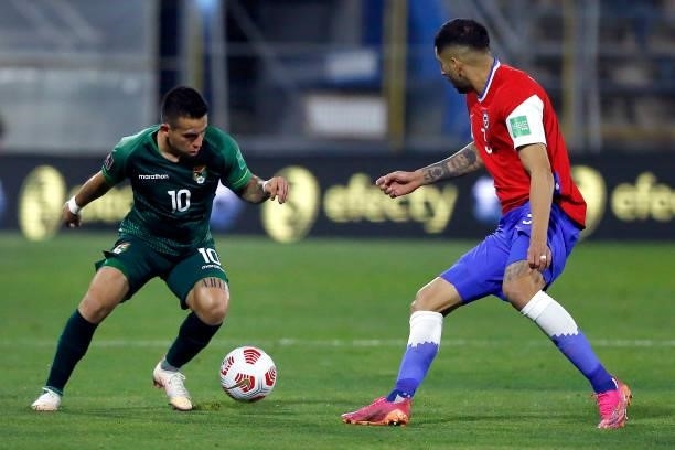 Henry Vaca of Bolivia controls de ball during a match between Chile and Bolivia as part of South American Qualifiers for Qatar 2022 at Estadio San...