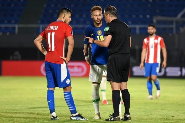 Referee Patricio Loustau argues with Ángel Romero of Paraguay and Neymar of Brazil during a match between Paraguay and Brazil as part of South...