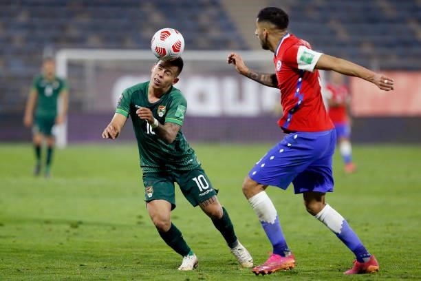 Henry Vaca of Bolivia controls de ball during a match between Chile and Bolivia as part of South American Qualifiers for Qatar 2022 at Estadio San...