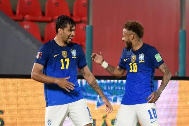 Lucas Paquetá of Brazil celebrates with teammate Neymar after scoring the second goal of his team during a match between Paraguay and Brazil as part...