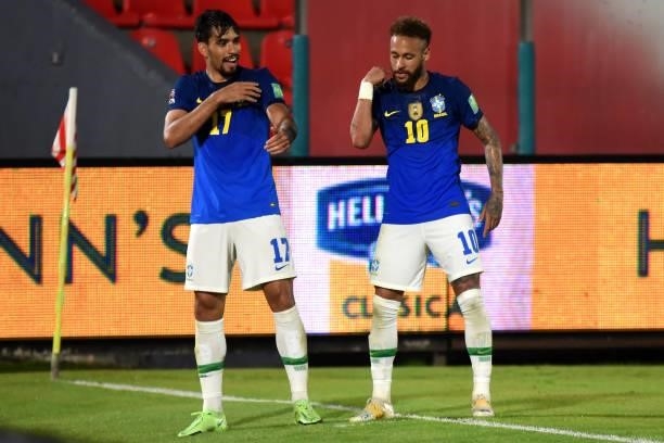 Lucas Paquetá of Brazil celebrates with teammate Neymar after scoring the second goal of his team during a match between Paraguay and Brazil as part...