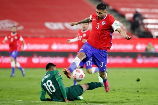 Guillermo Maripán of Chile controls de ball during a match between Chile and Bolivia as part of South American Qualifiers for Qatar 2022 at Estadio...