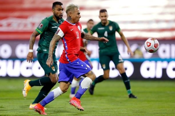 Eduardo Vargas of Chile controls de ball during a match between Chile and Bolivia as part of South American Qualifiers for Qatar 2022 at Estadio San...