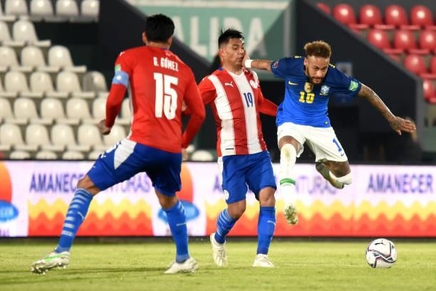 Neymar of Brazil competes for the ball with Santiago Arzamendia of Paraguay during a match between Paraguay and Brazil as part of South American...